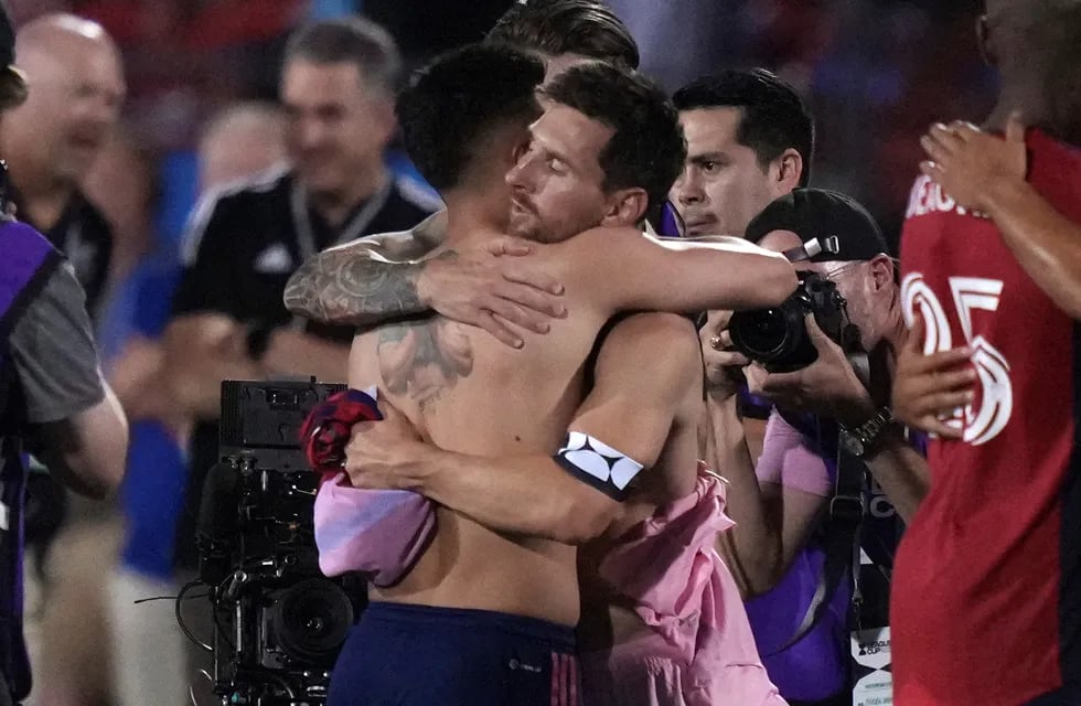 Alan Velasco y el abrazo del final del partido con Lionel Messi, y con la camiseta de la Pulga después de la victoria de Inter Miami sobre FC Dallas. (AP)