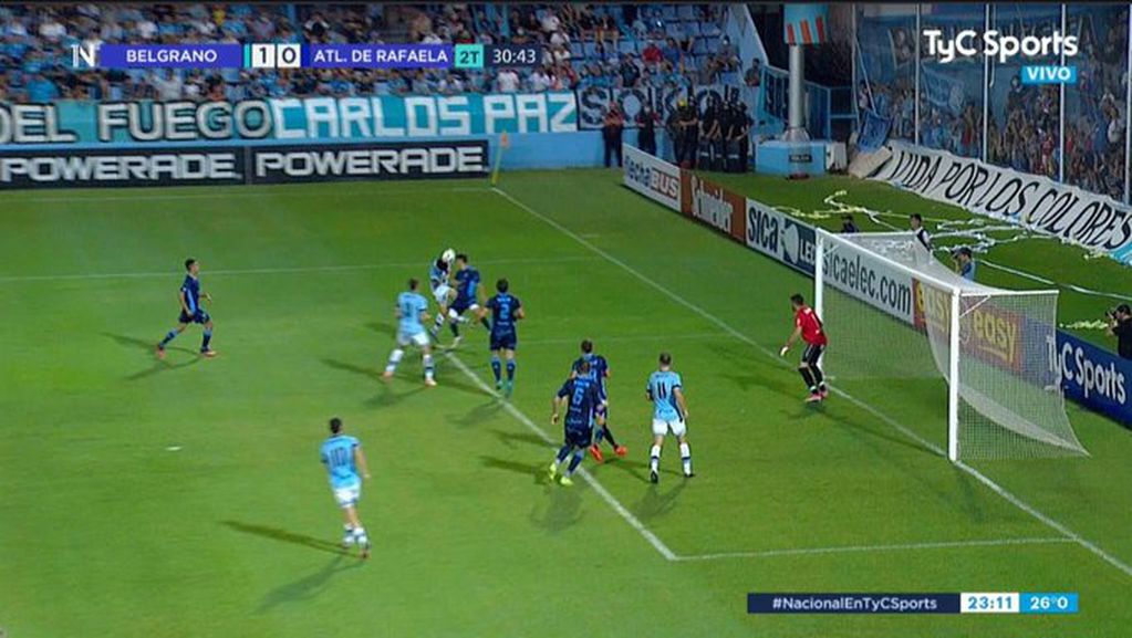 El momento del gol del triunfo de Belgrano, con Joaquín Susvielles adelantado.