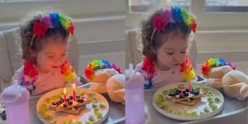 Nina Martínez soplando las velas de su segundo cumpleaños.