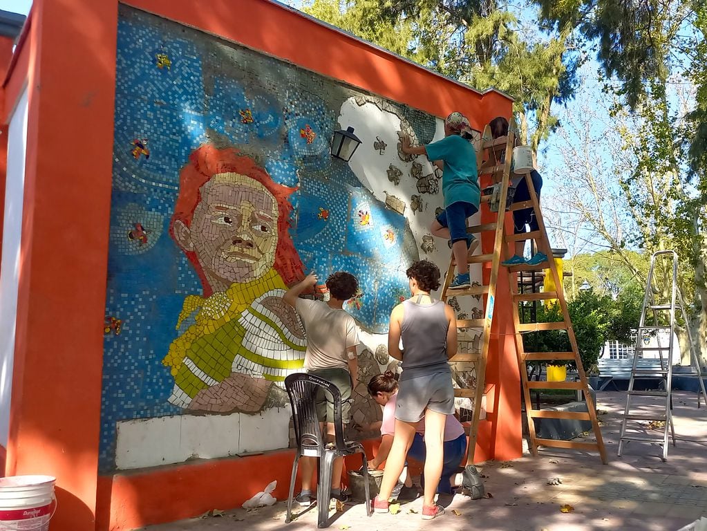 Un mural en Santa Rosa que forma parte de la iniciativa muralista del hospital Notti para concientizar sobre el cáncer infantil.