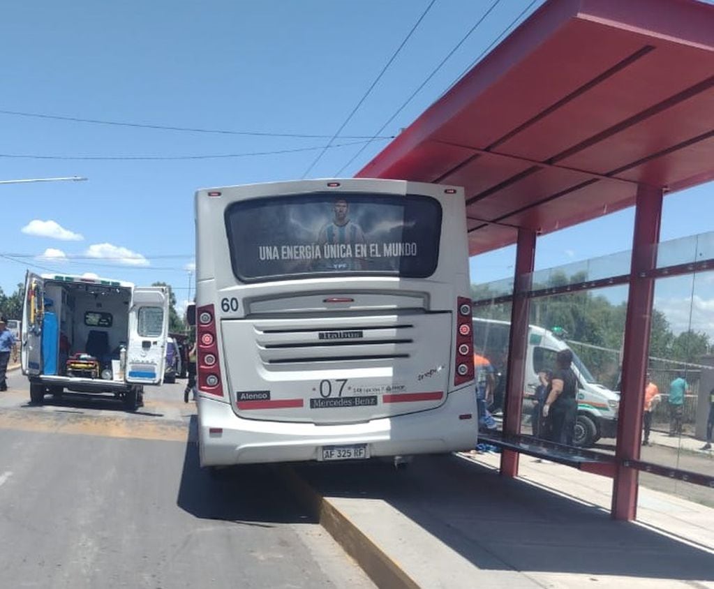 Un micro atropelló a varias personas, entre ellas niños, que esperaban en una parada de Guaymallén .