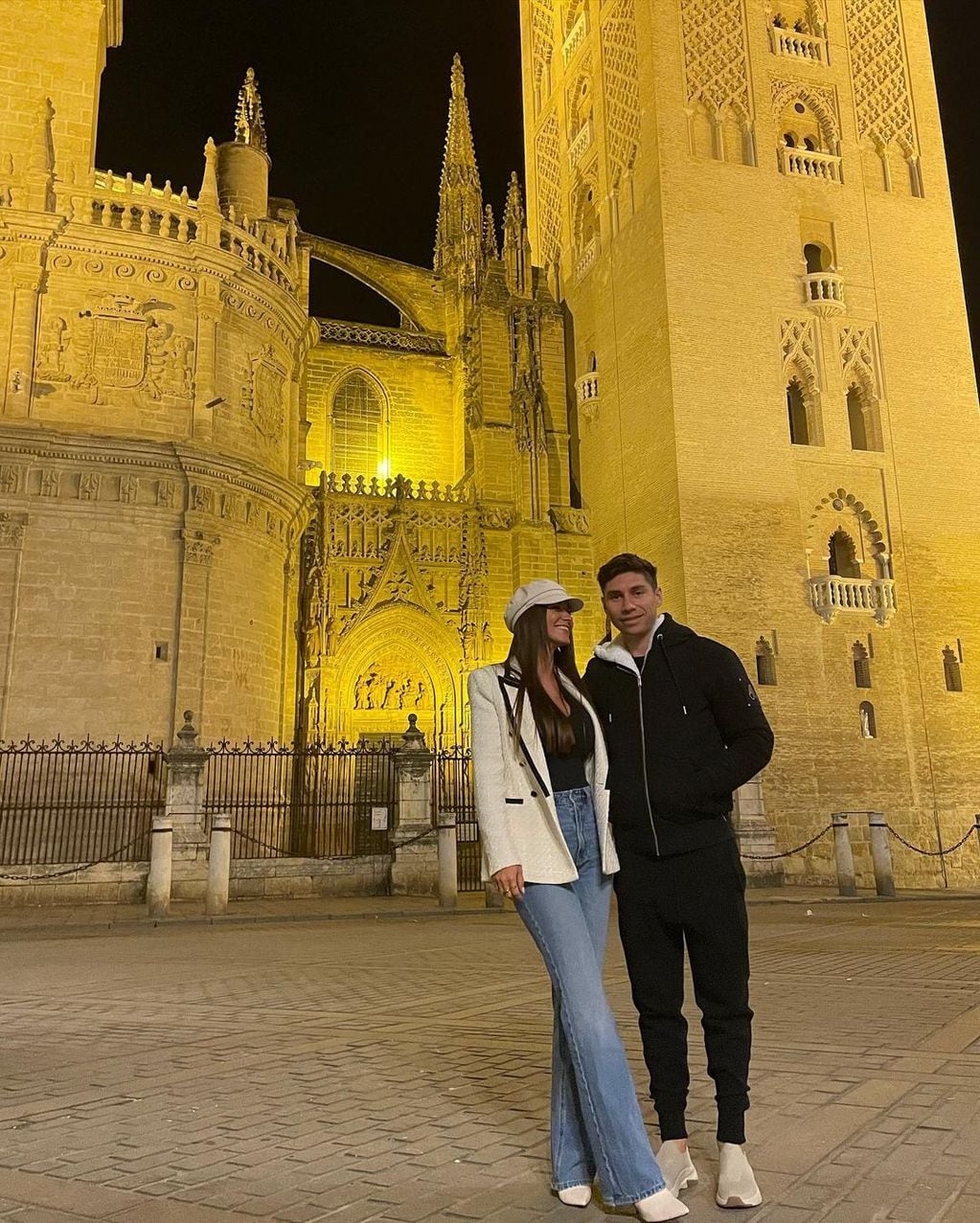 La pareja vive en Sevilla desde el 2021 tras el pase del futbolista.