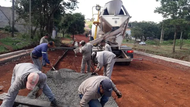 Oberá: el municipio realiza obras sobre el puente en el arroyo Mbotaby