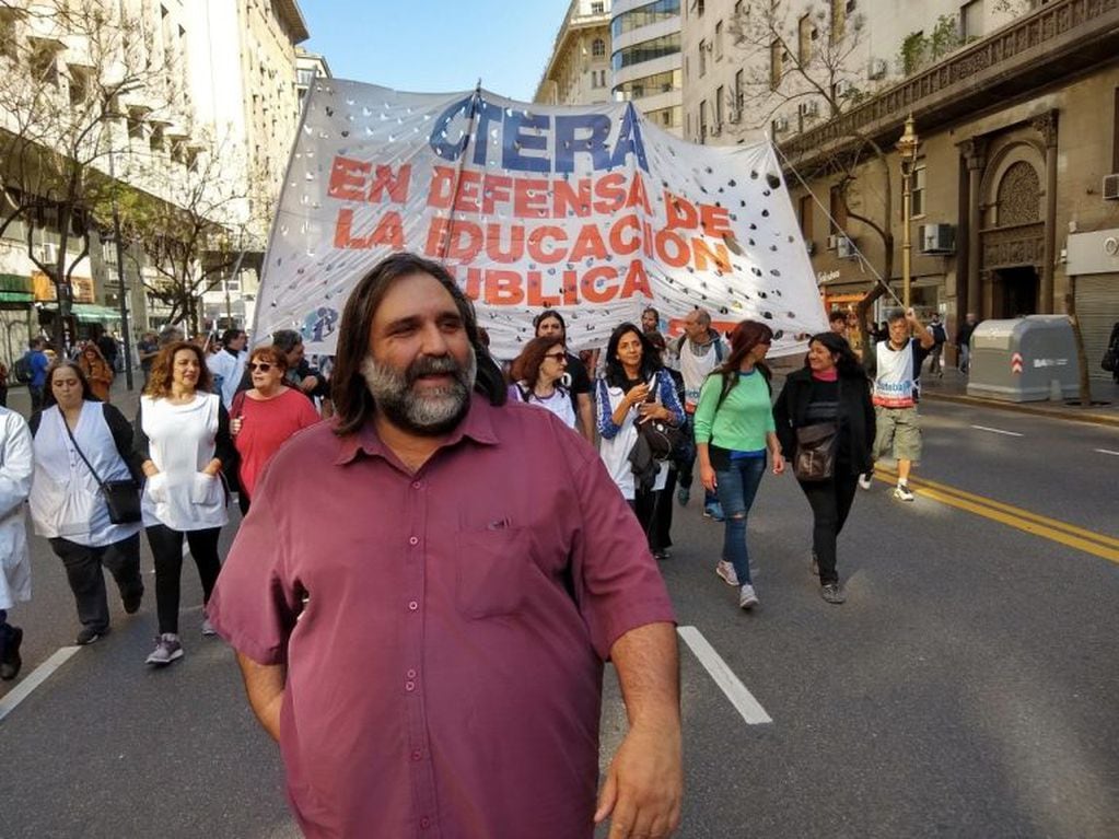 Roberto Baradel, titular de Suteba, en la marcha de docentes durante el paro nacional. (Clarín)