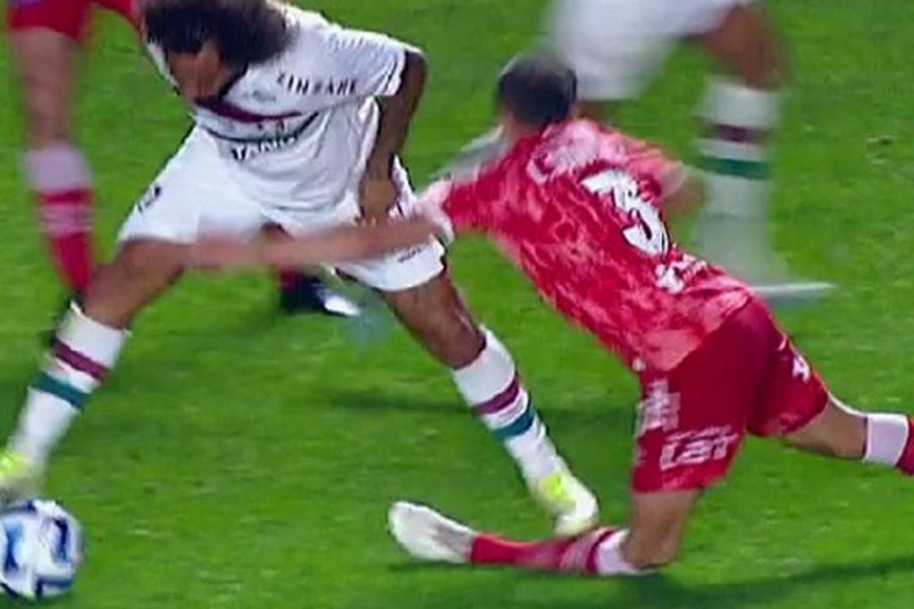 Marcelo y Suárez  en el momento de la lesión. (Captura de TV)