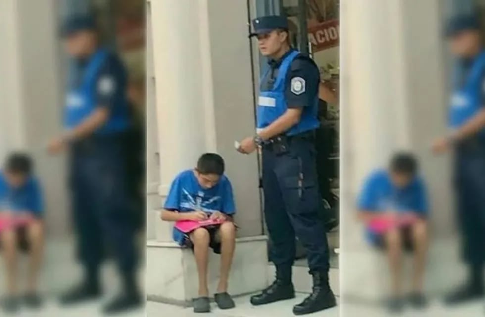 Policía ayuda a niño (Web)