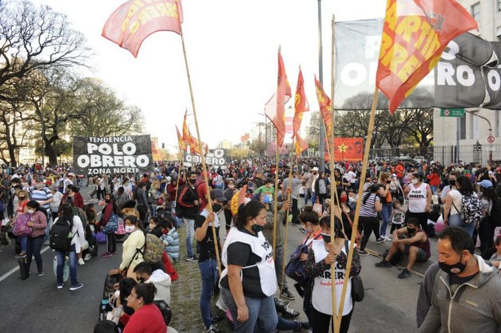 Organizaciones sociales marchan frente al Ministerio de Desarrollo Social. (Foto: Clarín)