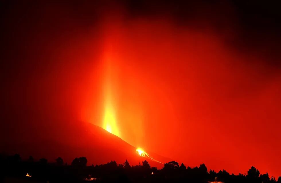  ID:6569713 Lava flows from a volcano on the Canary island of La Palma, Spain on Sunday Sept. 26, 2021. A massive cloud of ash prevented flights in and out of the Spanish island of La Palma on Sunday as molten rock continued to be flung high into the air from an erupting volcano. (AP Photo/Daniel Roca)