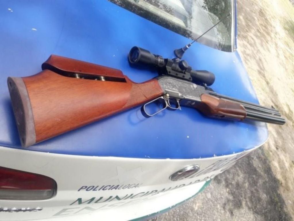 Las autoridades encontraron otro rifle de idénticas características y un arma de fuego marca Beretta 6.35 (web).
