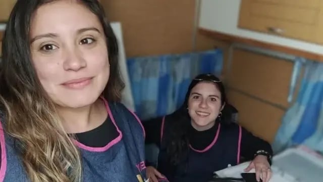 María Belén y Yael, las estudiantes que se fueron a vivir a una casa rodante para continuar sus estudios.