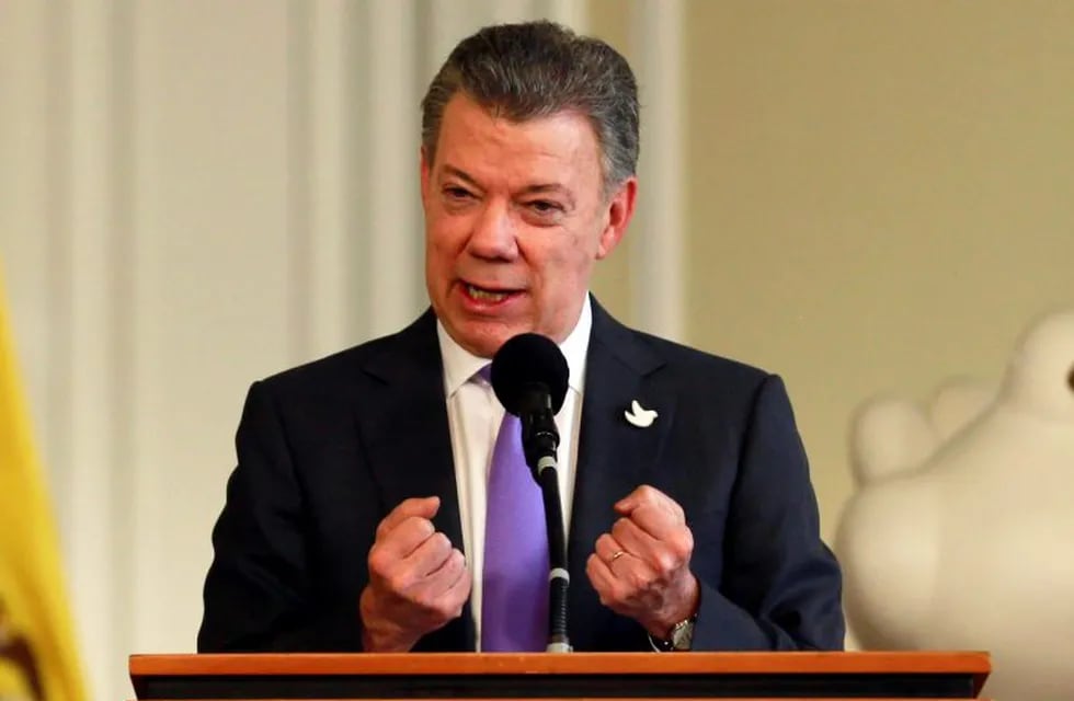 Colombia's President Juan Manuel Santos gestures while addressing people who worked for the peace accord to be approved in the recent referendum, after winning the Nobel Peace Prize, at Narino Palace in Bogota, Colombia, October 7, 2016. REUTERS/John Vizcaino    colombia juan manuel santos presidente de colombia anuncio ganador premio nobel paz presidente colombia premio nobel de la paz