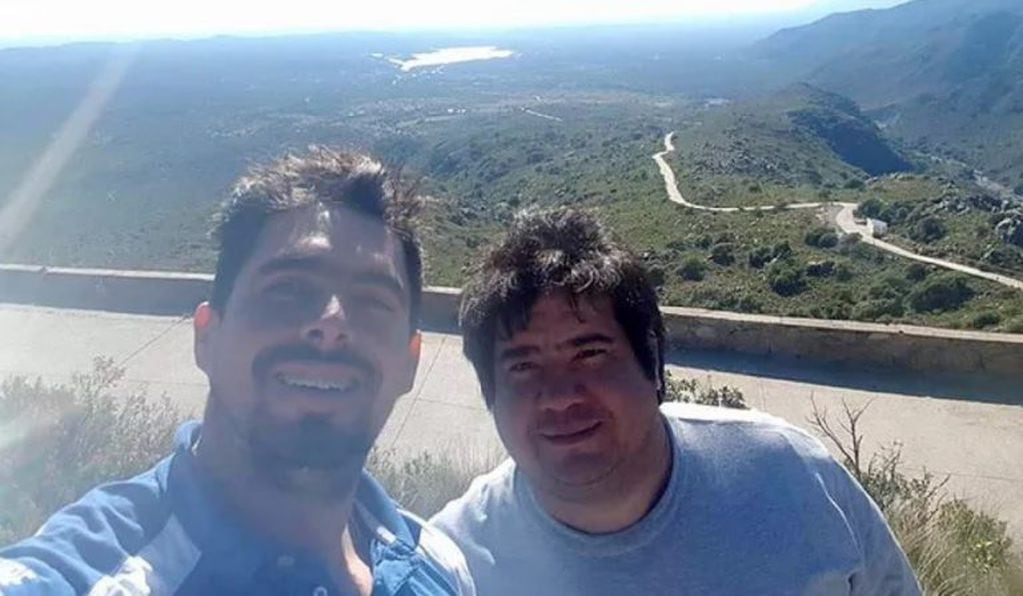 Emanuel “El loco” Guevara junto a uno de los pilotos que perdieron la vida en el accidente en Pozo Cavado.