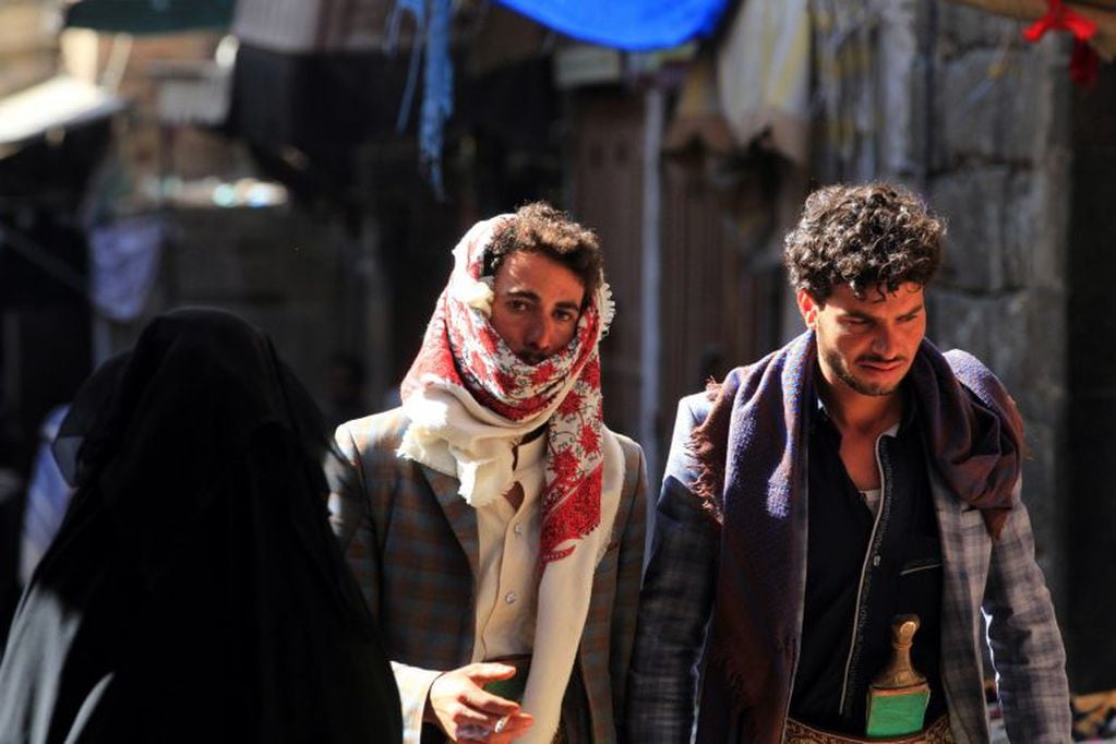 Yemeníes pasean por un mercado en la parte vieja de Saná en Yemen. El Gobierno yemení dio ayer la bienvenida a las diferentes llamadas realizadas por varios países para establecer la paz. Crédito: EFE/ Yahya Arhab.
