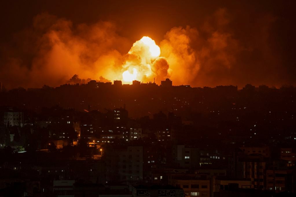 Fuego y humo se alzan tras un ataque aéreo israelí en Ciudad de Gaza, el domingo 8 de octubre de 2023. Los milicianos de Hamas, que controlan la Franja de Gaza, hicieron un ataque sin precedentes desde varios frentes al amanecer del sábado en el que docenas de combatientes de Hamas cruzaron la fortificada frontera y atacaron varios lugares, donde mataron a cientos de personas y tomaron rehenes. Las autoridades palestinas de salud reportaron decenas de muertes en los ataques aéreos israelíes en Gaza. (AP Foto/Fatima Shbair)