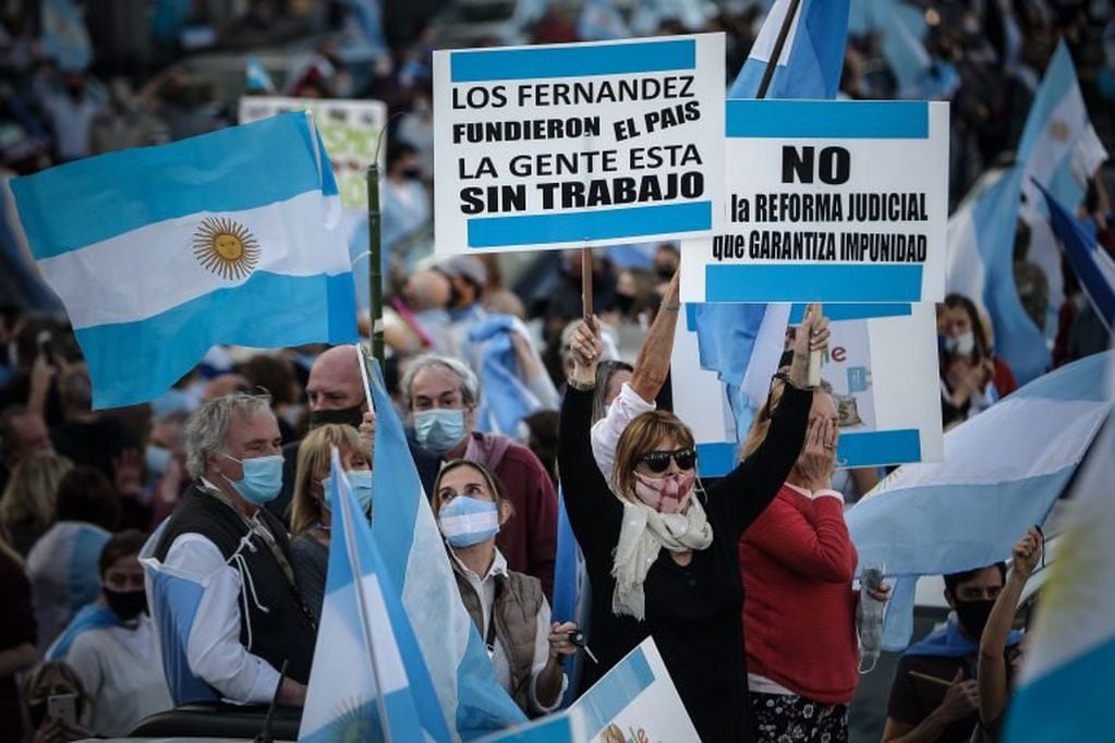 Miles de personas marchan contra el Gobierno de Alberto Fernández, hoy frente al Obeslico de la ciudad de Buenos Aires (Argentina) (Foto: EFE/Juan Ignacio Roncoroni)