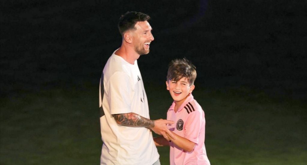 Lionel Messi junto a su hijo Thiago en su presentación en Inter de Miami.