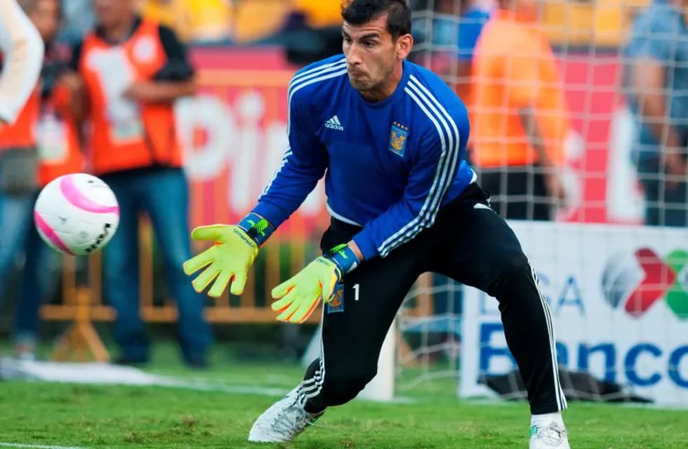 El arquero se animó a un gesto técnico poco habitual para frenar el balón. (Archivo AFP)