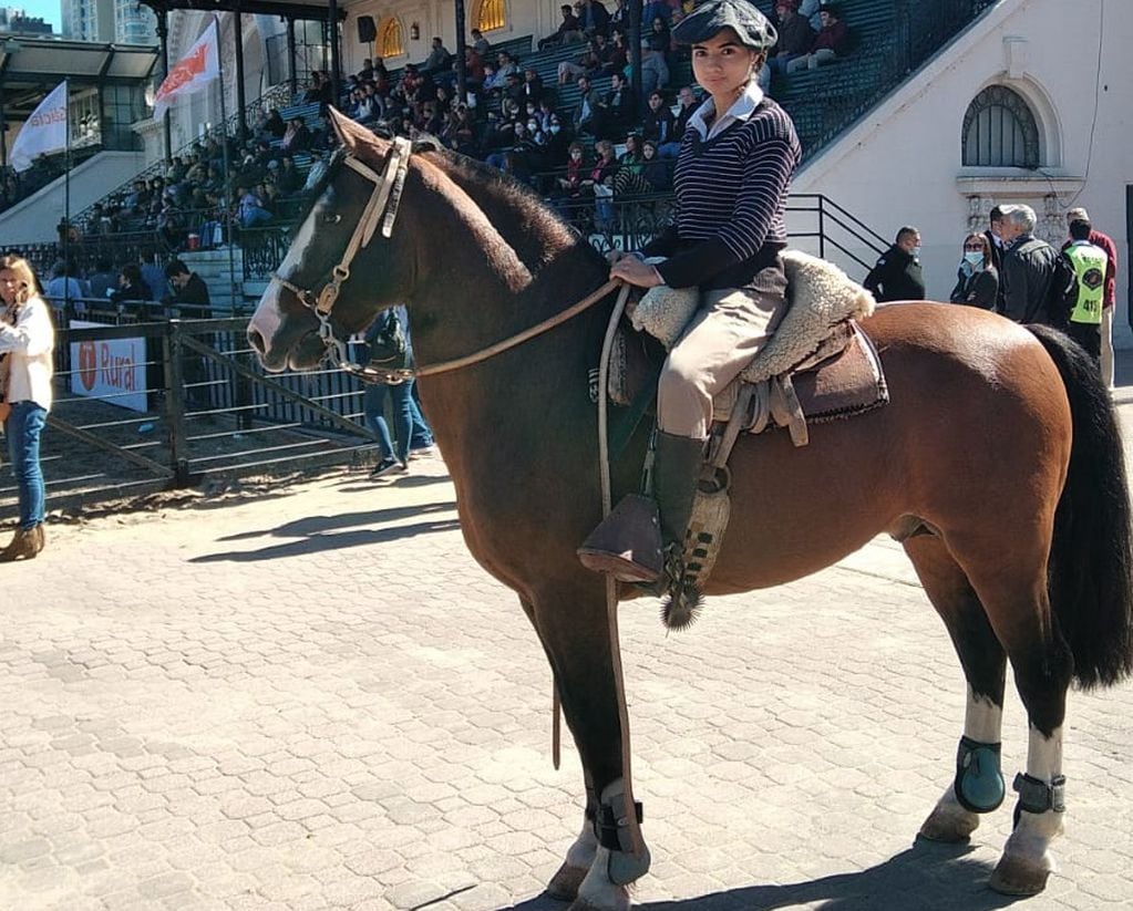 Julieta Montenegro, ganadora de la Primera Copa Femenina de aparte campero que se disputó en Palermo, junto a su caballo, Gualta Encachao.