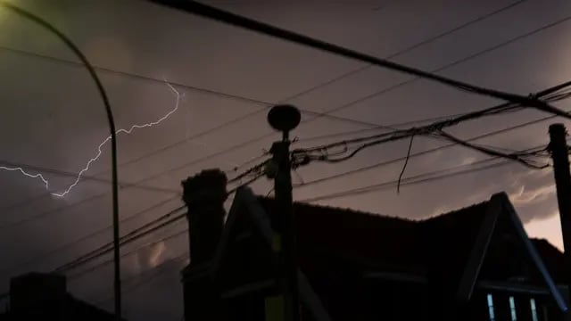 Tormenta. En Córdoba, los refucilos comenzaron durante la tarde del miércoles. (Javier Ferreyra/La Voz)