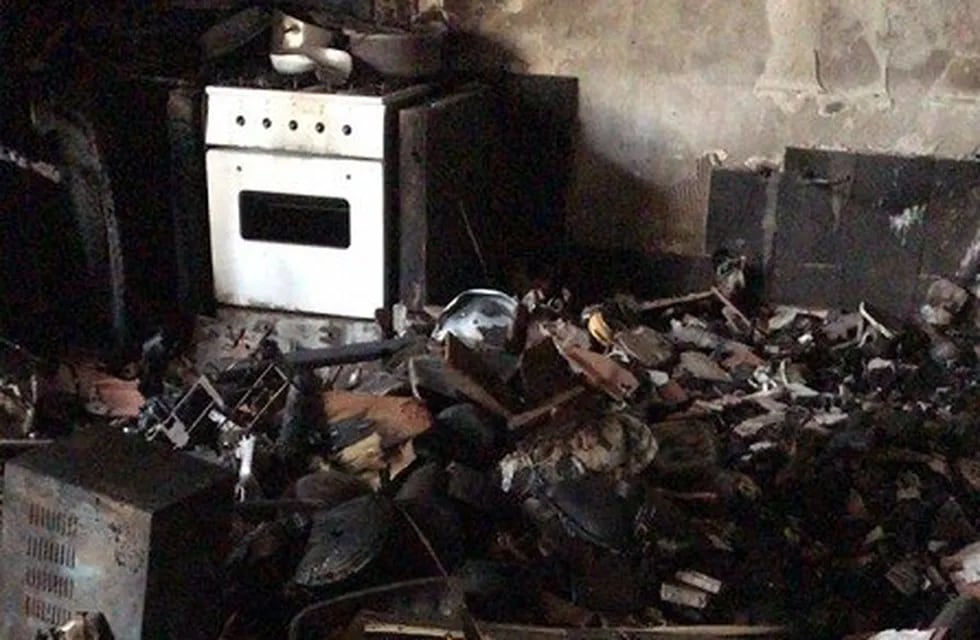 Una joven y su familia perdieron todo en un incendio en Granadero Baigorria. (Agostina Dulout)