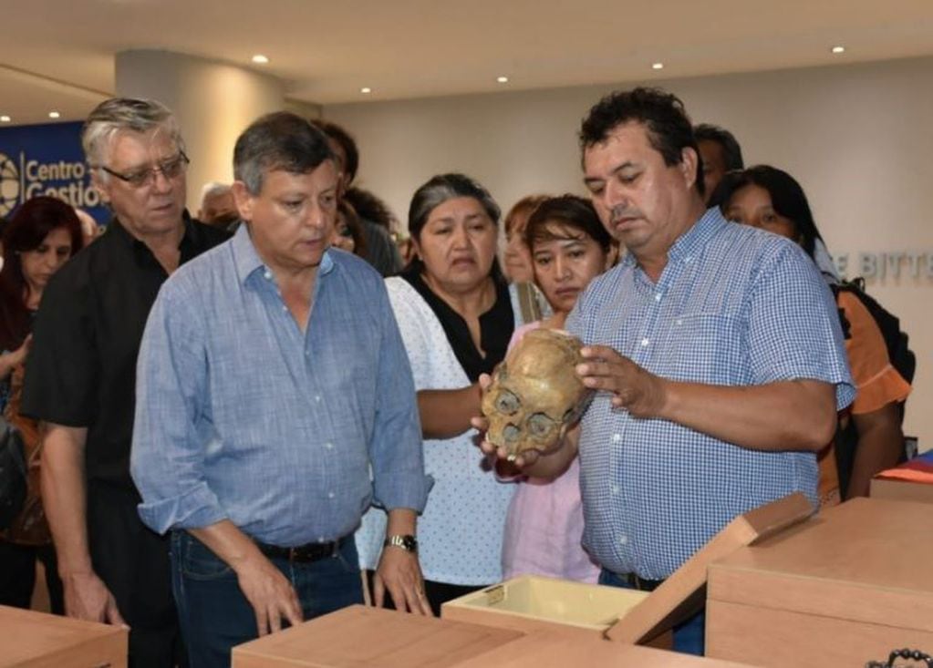 El gobernador Peppo recibió las urnas con los restos de nueve integrantes del pueblo Qom. (Foto: Diario Chaco)