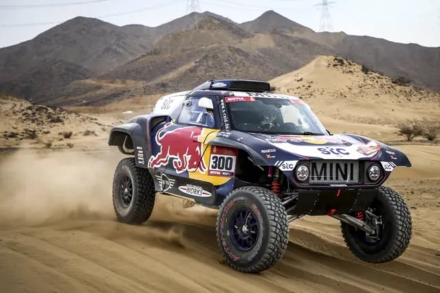 Carlos Sainz y su navegante Lucas Cruz, en el Mini de X-Raid.