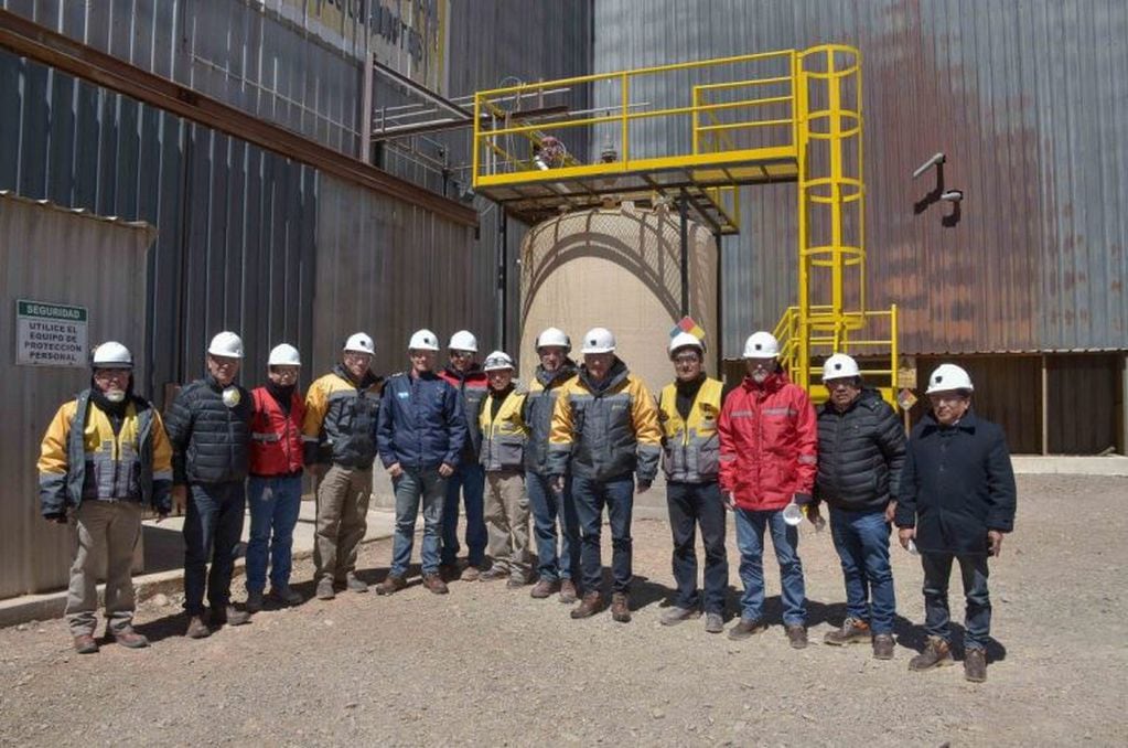 Profesionales y técnicos a cargo de la planta, junto al gobernador Morales y su comitiva.