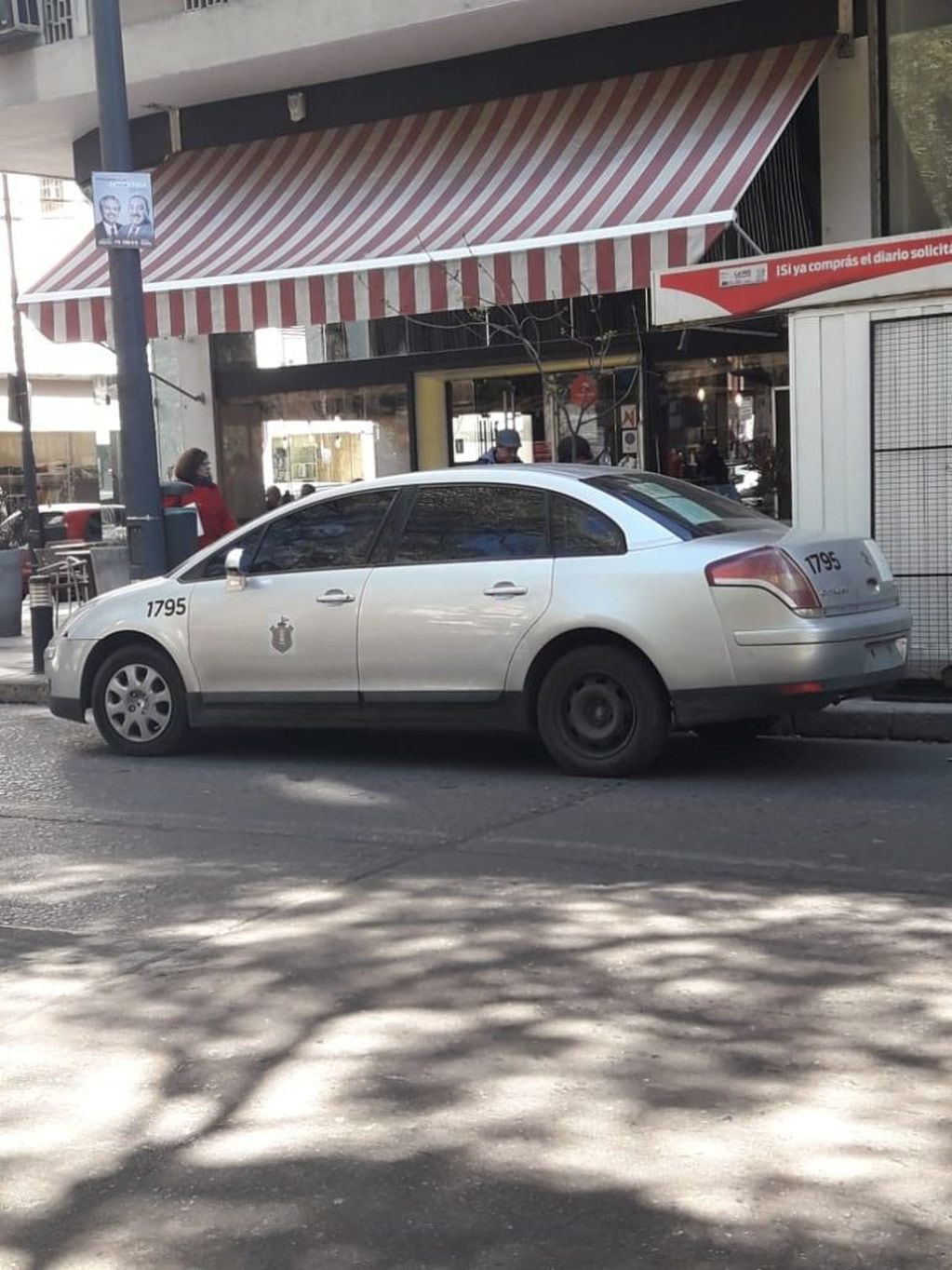 Los vehículos municipales mal estacionados en el centro de Córdoba. (Fotos Paola Pignata)