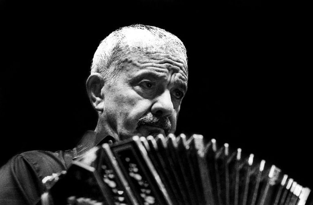 Fotografía sin datar tomada en Buenos Aires, Argentina, al bandoneonista y compositor argentino, Astor Piazzolla.
