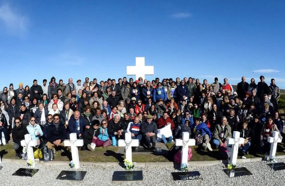 Familiares de soldados argentinos caídos en la guerra de Malvinas visitaron este martes 27 de marzo el cementerio de Darwin, donde descansan los héroes nacionales. / AFP PHOTO / Argentinian Presidency /