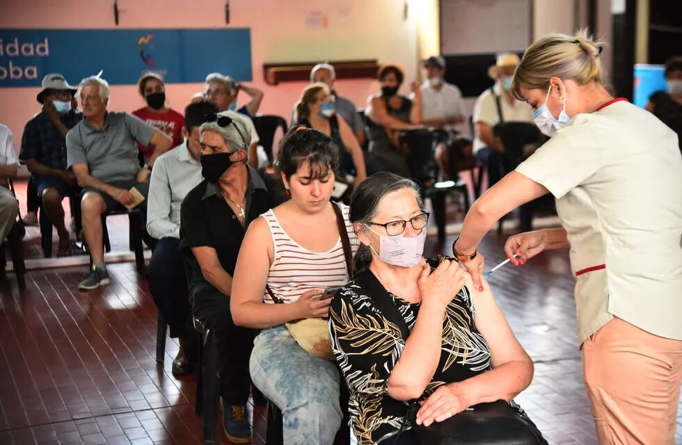 El exRegistro Civil vuelve estar rodeado de largas colas y barbijos por vacunación (Pedro Castillo)