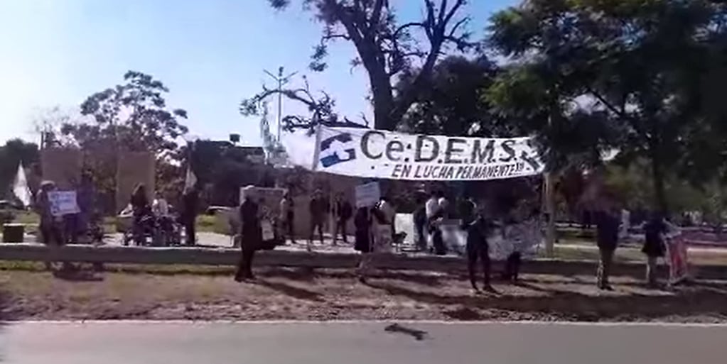Haciendo visible la protesta, un grupo de docentes se instaló este martes en el acceso sur a la ciudad de San Salvador de Jujuy.