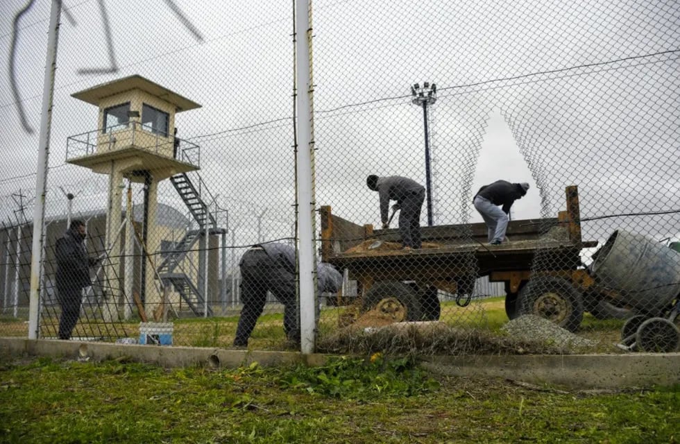 Iniciaron reparaciones tras la fuga de 8 presos de la cárcel de Piñero.