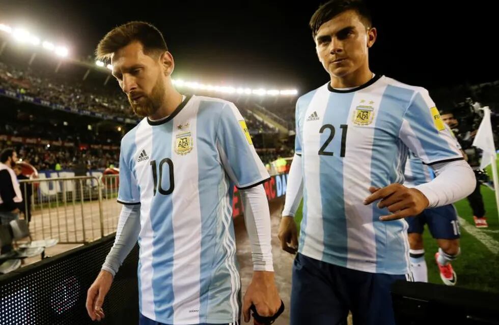 Lionel Messi y Paulo Dybala. Foto: AP.