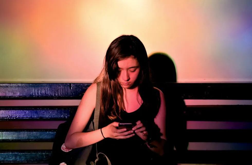 El uso constante del smartphone o celular provoca sentimientos de envidia y soledad. (UNPLASH)