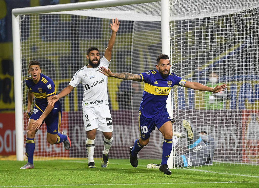 Carlos Tevez festeja el primer gol de Boca Juniors ante  Santos, de Brasil, por la segunda fecha del Grupo C de la Copa Libertadores.