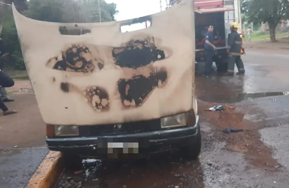 Bomberos sofocaron el incendio de un vehículo en Eldorado.