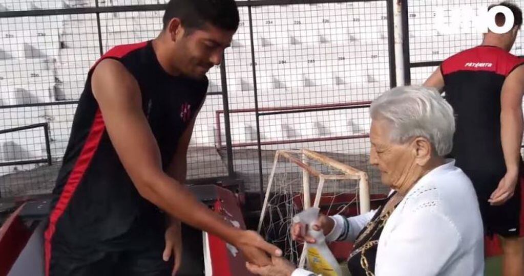 La abuela bendijo el club y a los jugadores (Captura vídeo).