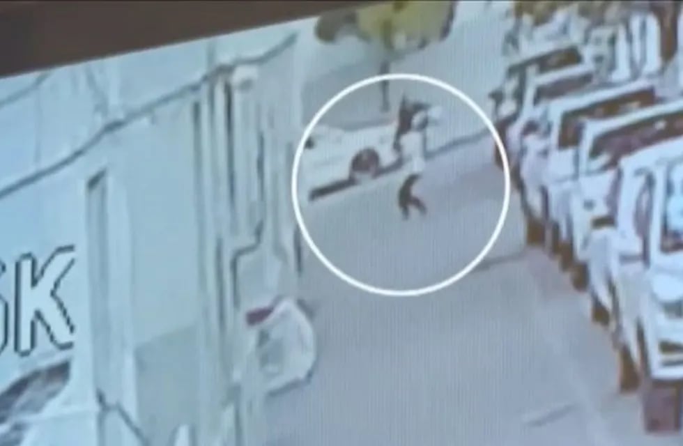 China: un hombre logró atajar a un nene que cayó de un quinto piso