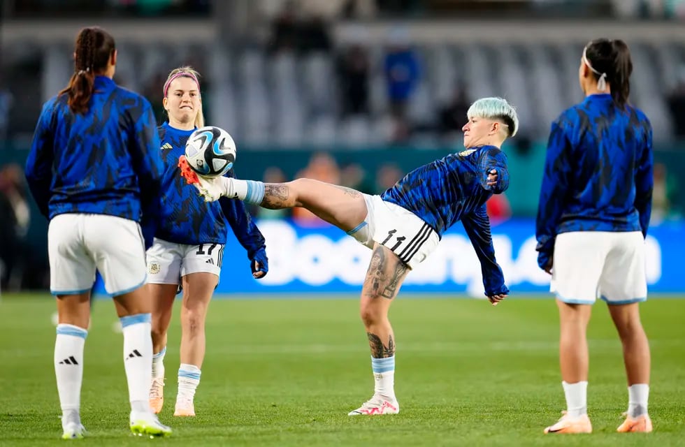 La delantera argentina Yamila Rodríguez patea un balón previo al partido contra Italia por la Copa Mundial femenina en Auckland, Nueva Zelanda, el lunes 24 de julio de 2023. (AP Foto/Abbie Parr)