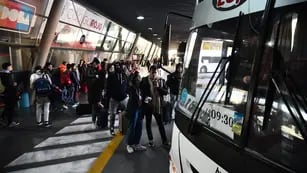 Intenso movimiento en la terminal de ómnibus de Córdoba. (Pedro Castillo)