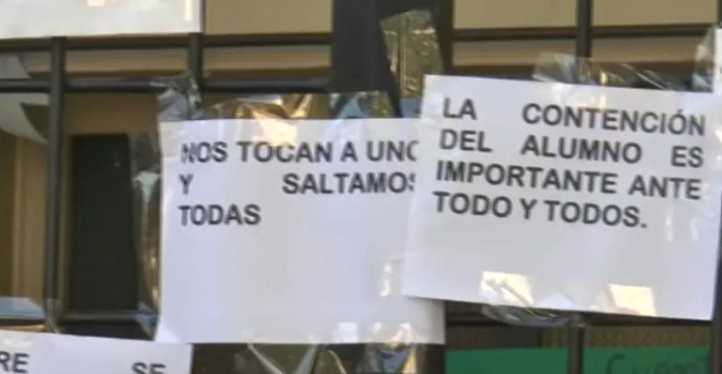 Los padres de alumnos de la escuela Rafael Obligado, denunciaron a un profesor de educacación física por "manosear" a las chicas. Dejaron carteles frente a la escuela.