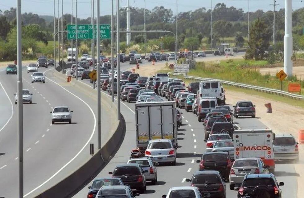 Gran cantidad de autos se movilizan por la Autopista Buenos Aires-La Plata. Foto: Archivo.