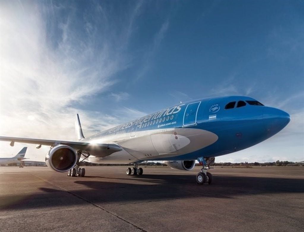 Lammens conversó con autoridades de Aerolíneas Argentinas para empezar a pensar vuelos de cabotaje. Foto: DPA.