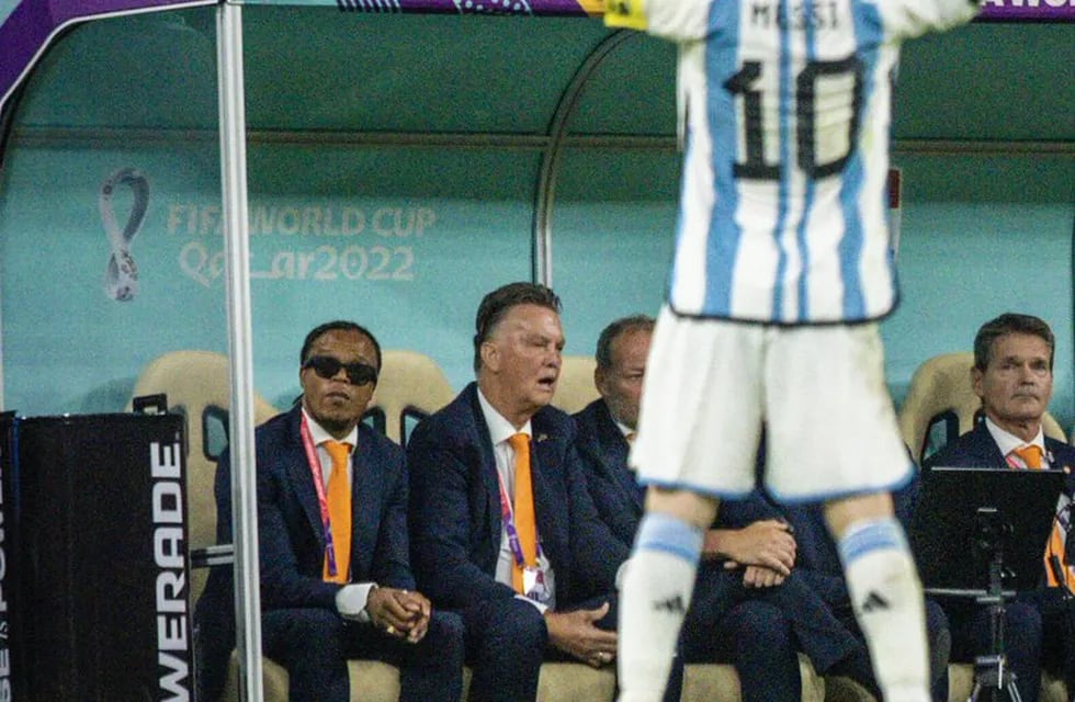 El festejo de Lionel Messi contra Louis Van Gaal, técnico holandés.