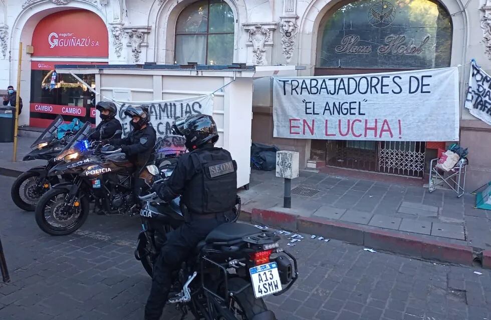 La Policía desaloja una protesta de trabajadores en Córdoba.