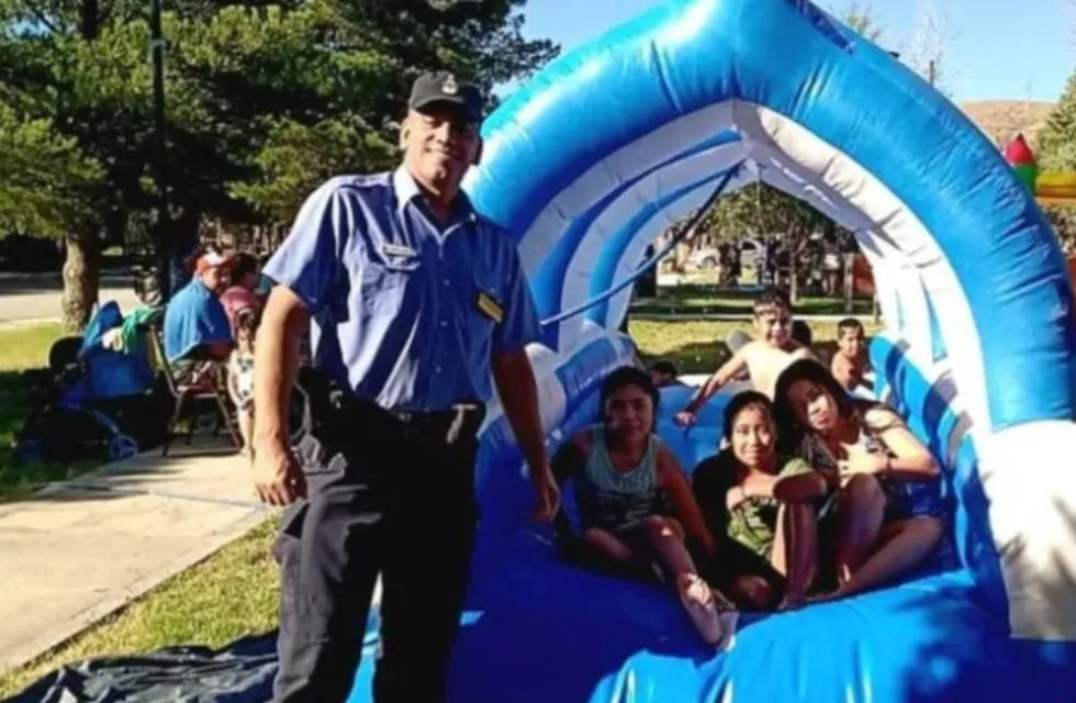 El policía de Neuquén junto a los niños en la tarde del viernes.