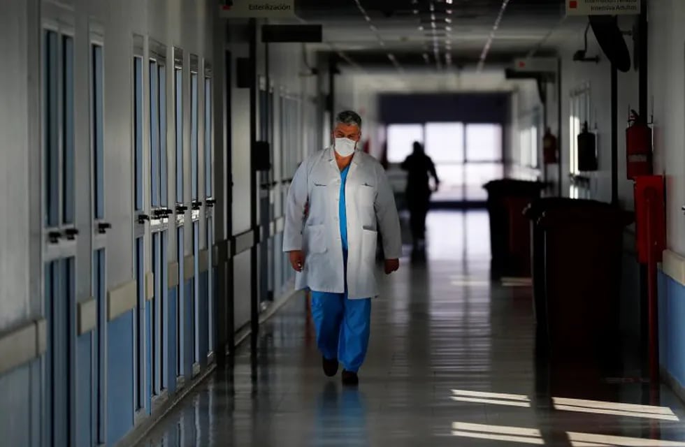 A healthcare worker is seen at the El Cruce hospital, as the spread of the coronavirus disease (COVID-19) continues, in Florencio Varela, on the outskirts of Buenos Aires, Argentina May 14, 2020. REUTERS/Agustin Marcarian