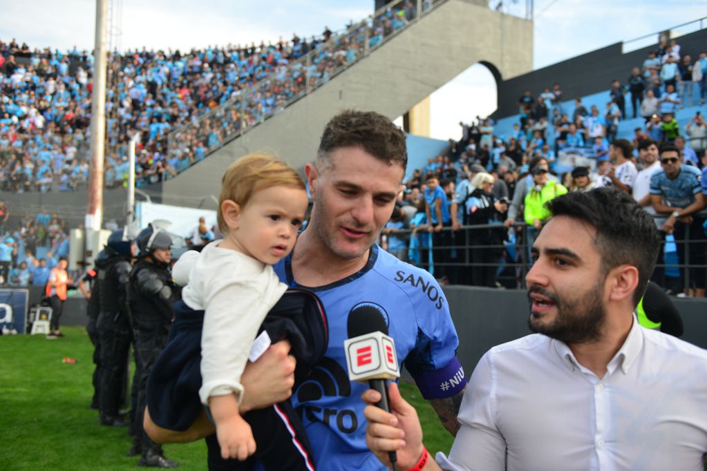 Pablo Vegetti y su hijo en el Gigante de Alberdi, donde Belgrano le ganó a Vélez por la Liga Profesional. (José Gabriel Hernández / La Voz)