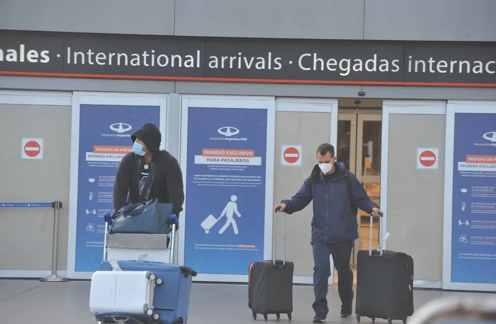 Arribo de pasajeros en el Aeropuerto Internacional de Ezeiza.
